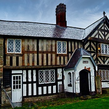 Black and white timber frame house. (cy)